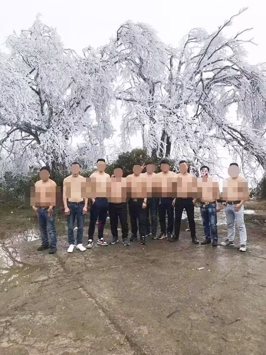 Xon xao 10 dan ong coi tran check-in giua troi bang gia ret