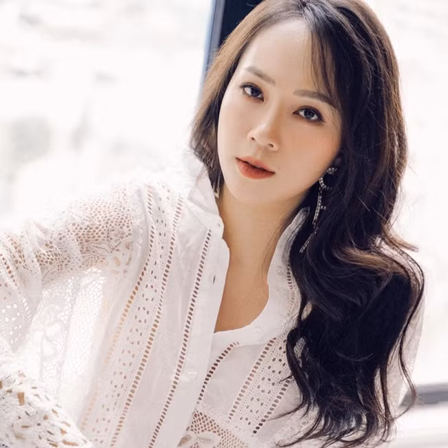 Sau 10 năm lập gia đình, chân dài 9X giờ đã là bà mẹ hai con với cuộc sống viên mãn, sang chảnh được nhiều người ngưỡng mộ.