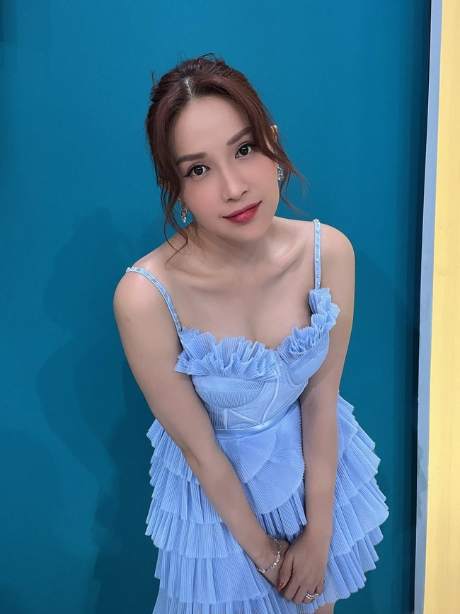 Ca sĩ Ngô Kiến Huy từng tiết lộ khối tài sản khủng của đàn chị trong hậu trường một chương trình: "Tôi nói chị Khả Như giàu nhất showbiz mà không ai tin hết. Tài sản của chị Khả Như chính xác là hơn 120 tỷ. Tóm lại, Khả Như giàu nhất showbiz, tài sản trên 120 tỷ". Tuy nhiên, nữ diễn viên không lên tiếng về vấn đề này.