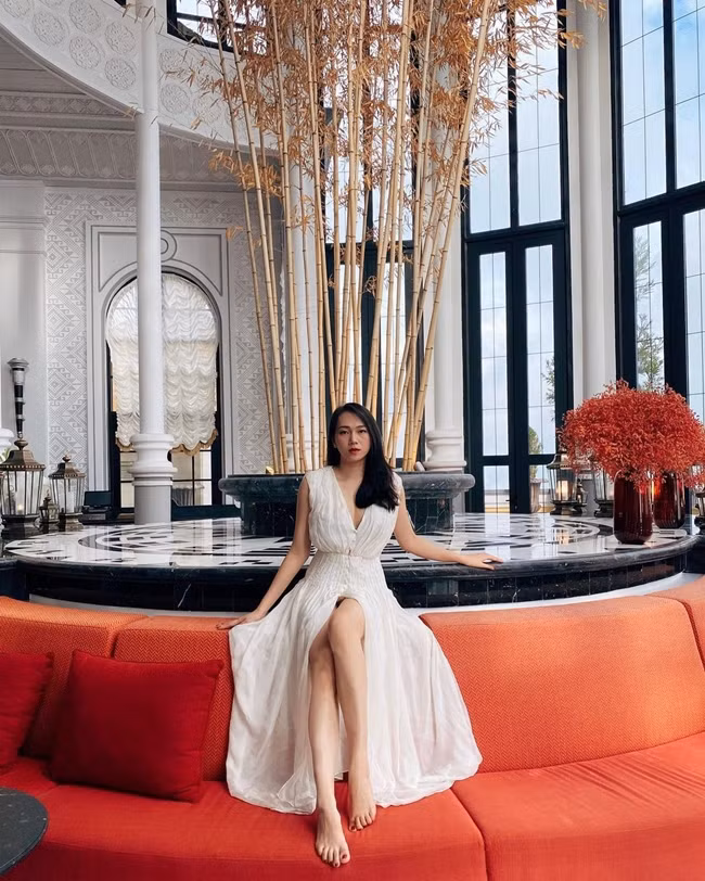 Ngọc Thạch sở hữu nhiều món đồ hiệu đắt giá từ trang phục, túi xách, giày dép... tuy nhiên, cô không phô trương sự giàu có trên mạng xã hội.