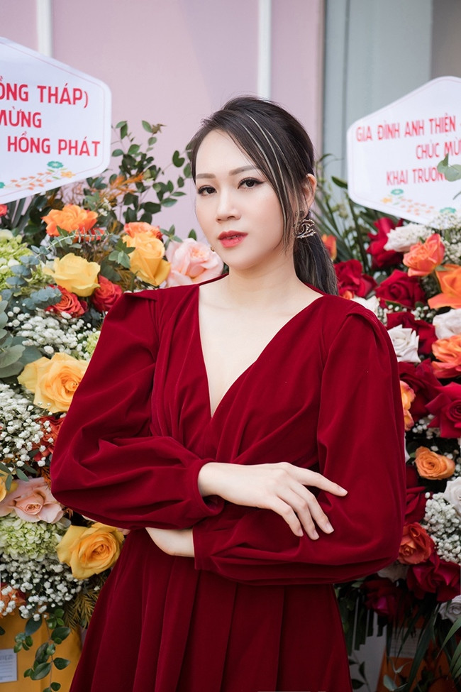 "Tôi may mắn được bố mẹ chồng giỏi giang, đều là dân tài chính chuyên nghiệp, hết lòng chỉ dẫn và truyền đạt. Bố mẹ chồng tôi ủng hộ con cháu trong mọi công việc dù là chung hay riêng", người mẫu 9X cho biết.