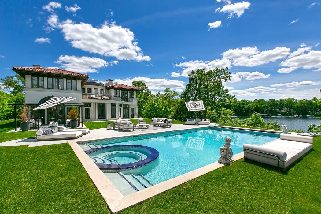 Bên cạnh nhà chính là nhà nhỏ để xe với sức chứa 8 chiếc ôtô, cùng với một khu rửa xe tự phục vụ.