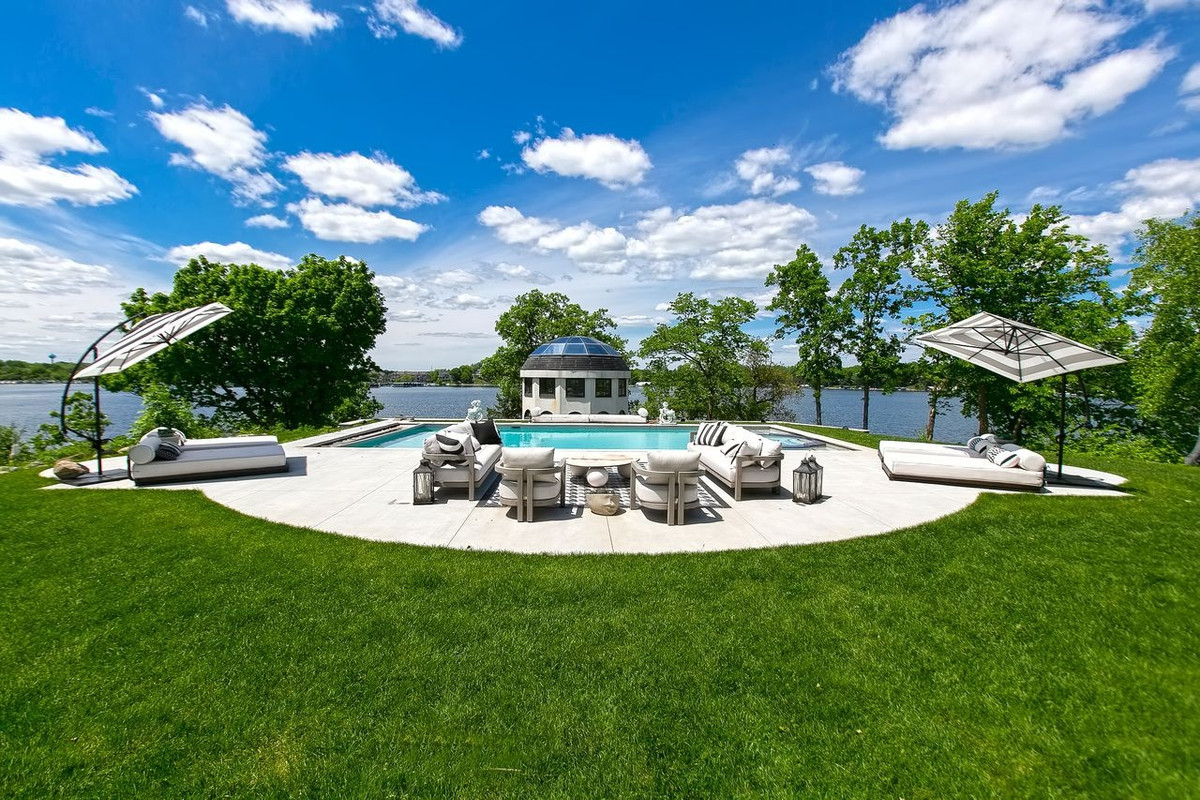 Những tiện nghi bên ngoài biệt thự bao gồm 1 bể bơi, 1 quầy bar ngoài trời và một số khu vực tiếp khách.