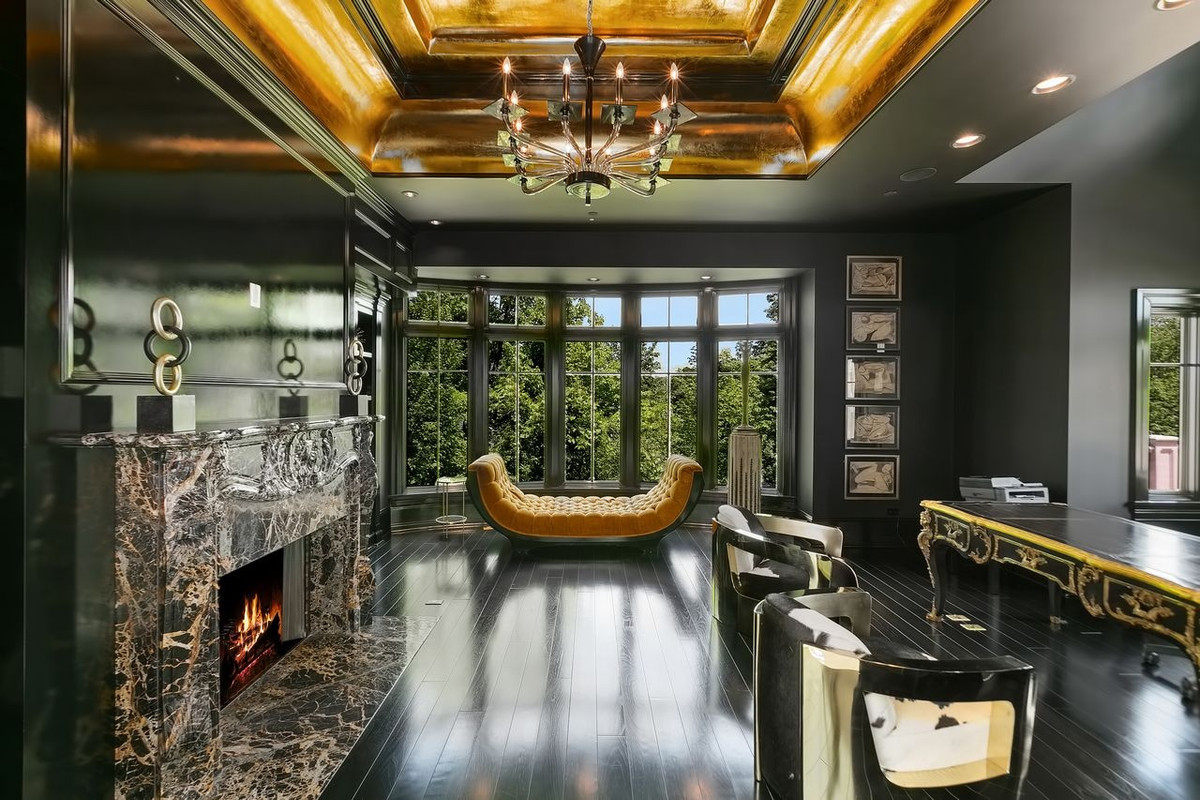 Được xây dựng từ năm 2004, kiến trúc trong căn biệt thự mang nhiều nét cổ điển với vật liệu chủ đạo là gỗ và đá hoa cương. Đặc biệt, để tận hưởng được toàn cảnh quanh hồ, nhà thiết kế của dinh thự đã cho xây dựng rất nhiều cửa sổ kiểu Pháp và thêm cả vách kính kịch trần.