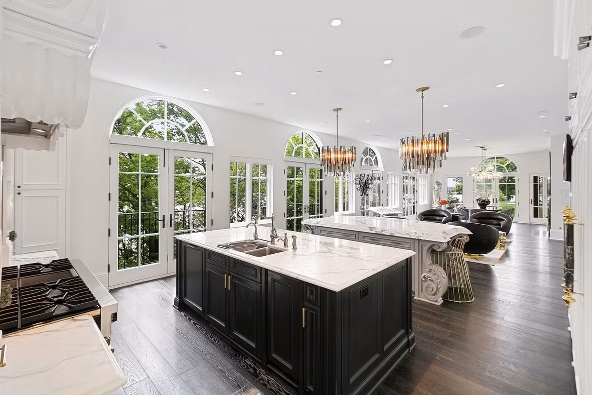 Nối thẳng từ phòng ăn sang là phòng bếp với 2 đảo nhỏ để tối ưu không gian đựng đồ, đồng thời cũng được cung cấp đầy đủ những thiết bị gia dụng cần thiết.