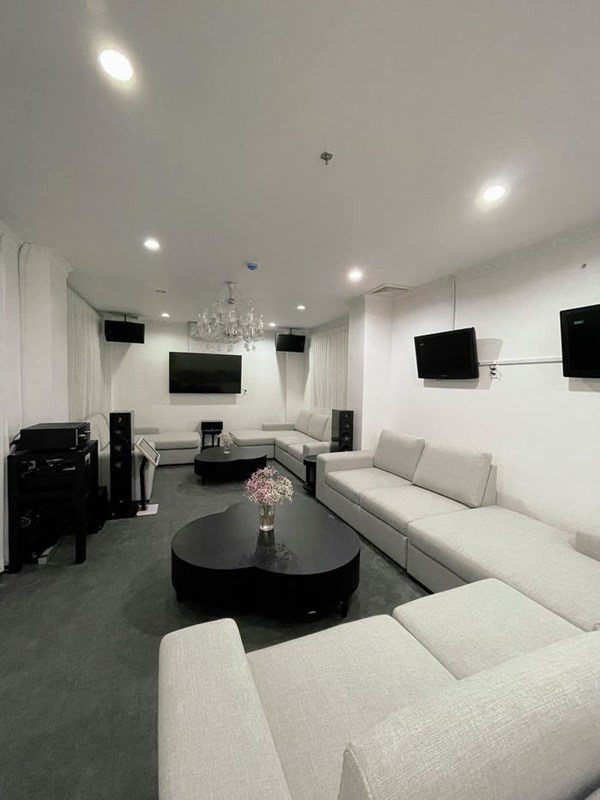 Chi tiết đặc biệt bên trong biệt thự dát vàng của Lý Nhã Kỳ - Hình 17 Chi tiet dac biet ben trong biet thu dat vang cua Ly Nha Ky-Hinh-17