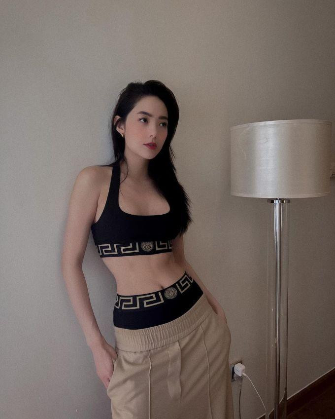 hác Minh Tú, Minh Hằng phối đồ nhẹ nhàng, đơn giản hơn khi kết hợp nội y cùng quần nỉ mặc trễ đến quá hông.