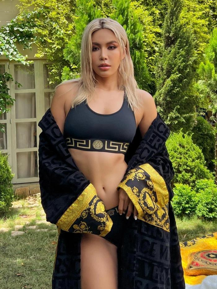 Cô tiên răng thỏ" diện set nội y thể thao đến từ nhà mốt Versace khoe trọn đường cong chữ S, khoác thêm lớp áo choàng cùng hãng bên ngoài cùng vòng cổ hầm hố, sang chảnh.