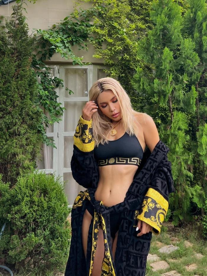 Không phải người đầu tiên diện set nội y thể thao đến từ nhà mốt Versace nhưng có thể thấy Minh Tú vẫn gây ấn tượng tuyệt đối nhờ gu thời trang "đỉnh chóp".