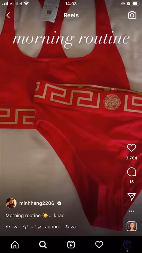 Quần có thiết kế cạp cao, khoét hông mang lại sự quyến rũ cho phái đẹp. Trong khi đó, dáng áo được thiết kế theo phom bratop, hỗ trợ người mặc khi tập luyện thể thao hay kết hợp dễ dàng với nhiều trang phục khác cho nhiều mục đích sử dụng khác nhau.