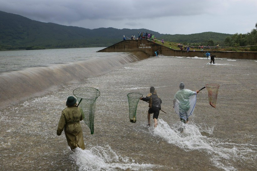 Dụng cụ mang theo chủ yếu là các loại nơm; vợt, lưới... tự chế của người dân xung quanh.