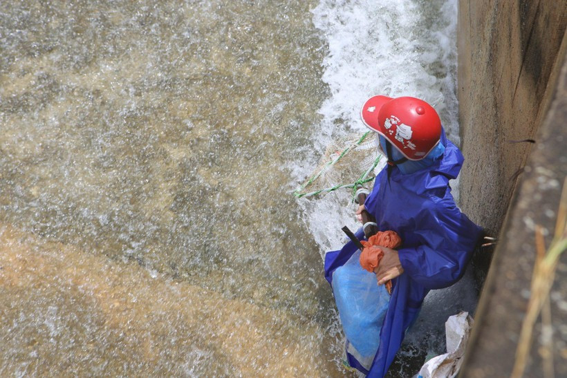 Người dân cho biết, cá tại đây chủ yếu cá chép, trọng lượng từ 0,5kg đến 1kg, cũng có những con cá nặng đến 4kg.