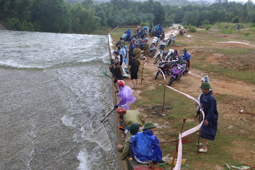 Mặc dù, chính quyền địa phương đã phát thông báo và giăng dây lập rào chắn để cảnh báo nguy hiểm nhưng người dân vẫn liều mình vớt "lộc trời".