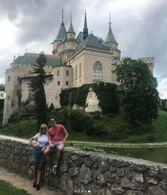 Chồng cũ Hoàng Oanh bất ngờ khoe ảnh thân mật bên cô gái lạ mặt Chong cu Hoang Oanh bat ngo khoe anh than mat ben co gai la mat