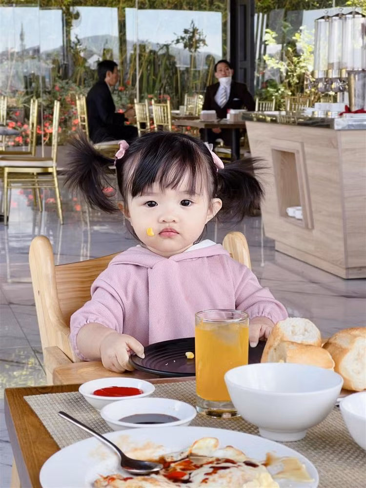 Vẻ đáng yêu của Winnie. Cô bé được nhận xét là "bản sao" của Ông Cao Thắng.