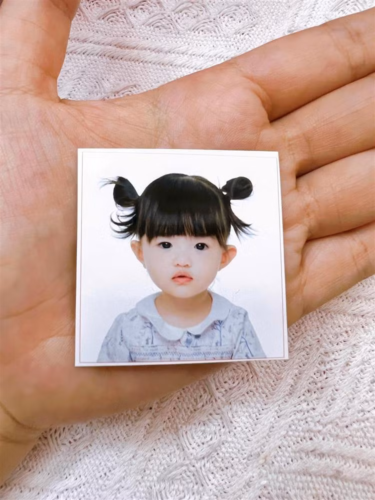 Mới đây, Đông Nhi đăng tải hình ảnh ái nữ Winnie trên trang cá nhân. Đó là tấm ảnh thẻ đầu đời của nhóc tỳ. Trong ảnh, Winnie - con gái Đông Nhi biểu cảm nghiêm túc, mái tóc cột chỏm 2 bên trông rất đáng yêu. Gương mặt cô bé trông cũng rất lém lỉnh, xinh xắn. Đính kèm hình ảnh, Đông Nhi hào hứng: "Cuối cùng Winnie cũng có hình thẻ đầu đời để đón khai giảng ạ".