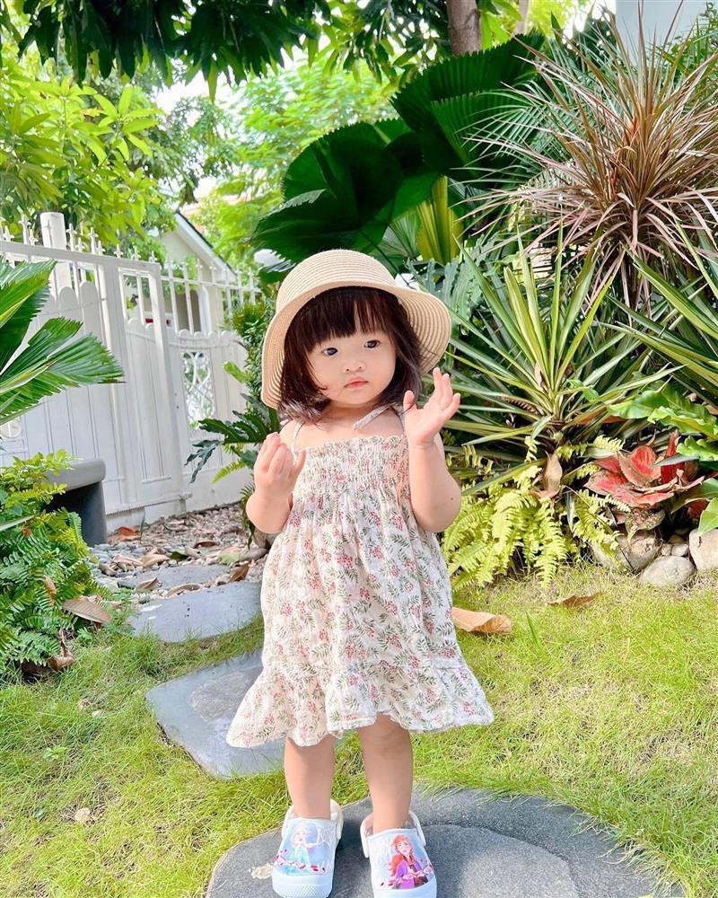 br/> Winnie chào đời ngày 26/10/2020, là trái ngọt hôn nhân đầu tiên của Đông Nhi - Ông Cao Thắng. Sự xuất hiện của cô bé khiến tổ ấm của cặp đôi nổi tiếng thêm viên mãn. Nhóc tỳ nhà Ông Cao Thắng hiện 2 tuổi. Cô bé sở hữu ngoại hình bụ bẫm, xinh xắn, đáng yêu. Đường nét trên gương mặt Winnie được cho là "sao y" ông bố nổi tiếng.