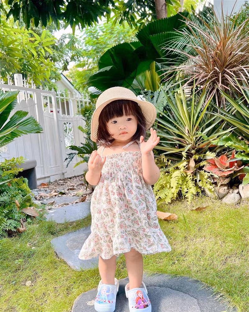 br/> Winnie chào đời ngày 26/10/2020, là trái ngọt hôn nhân đầu tiên của Đông Nhi - Ông Cao Thắng. Sự xuất hiện của cô bé khiến tổ ấm của cặp đôi nổi tiếng thêm viên mãn. Nhóc tỳ nhà Ông Cao Thắng hiện 2 tuổi. Cô bé sở hữu ngoại hình bụ bẫm, xinh xắn, đáng yêu. Đường nét trên gương mặt Winnie được cho là "sao y" ông bố nổi tiếng.