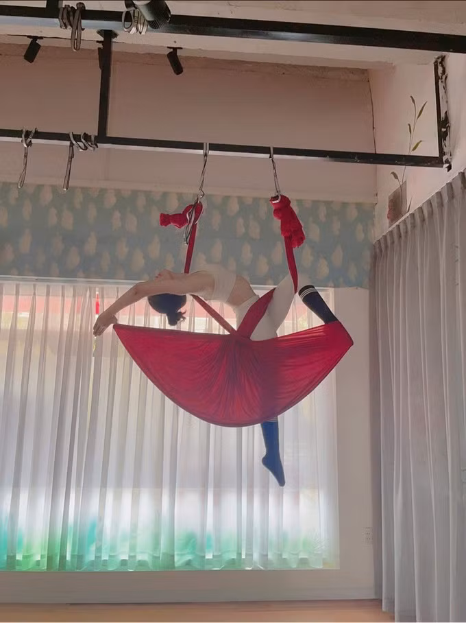 Nu gioi dua nhau khoe mua cot, yoga bay-Hinh-3