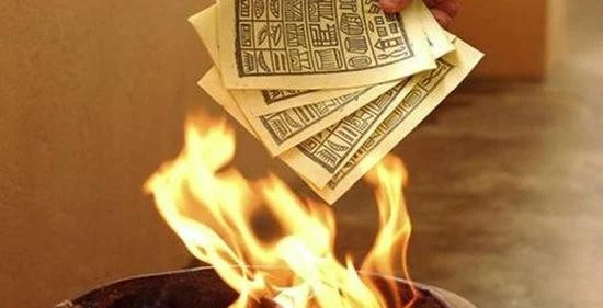 Còn cửa sổ thường không làm bằng gỗ xoan đào, cũng không có Thần Môn giữ cửa nên quỷ hồn không đi cửa chính mà đi đằng cửa sổ.