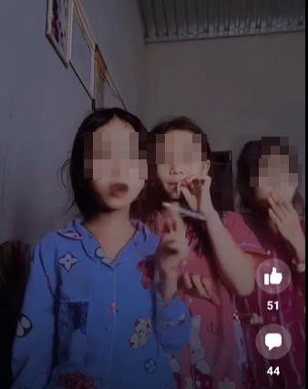 Soc: 3 be gai vua hut thuoc la vua nhay nhot nhu o bar-Hinh-3