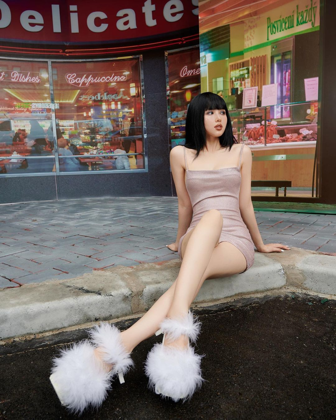 Hot girl Tam Tit chuong dien nhung chiec vay om kheo ton voc dang