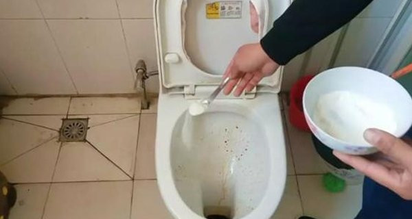 Bo nam muoi vao nha ve sinh: Tac dung tuyet voi lai tiet kiem