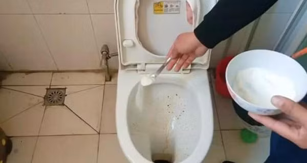 Bo nam muoi vao nha ve sinh: Tac dung tuyet voi lai tiet kiem