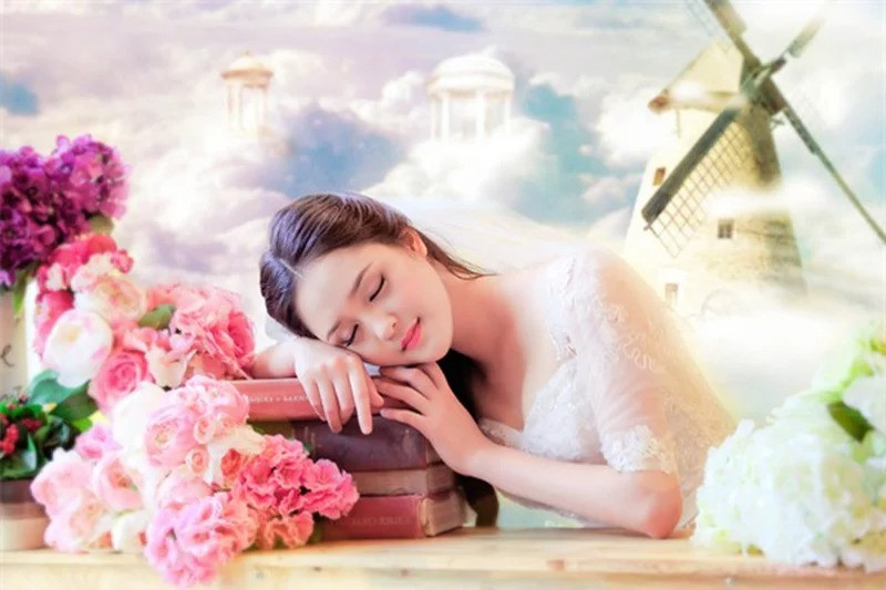 Trong khi đó, người làm ăn kinh doanh cũng làm ăn phát tài, tiền nhiều vô kể. Nếu trong giấc mơ, khách đến nhà hướng dẫn bạn làm gì đó hoặc khen ngợi bạn thì đều đó có nghĩa là may mắn sắp đến với bạn. 