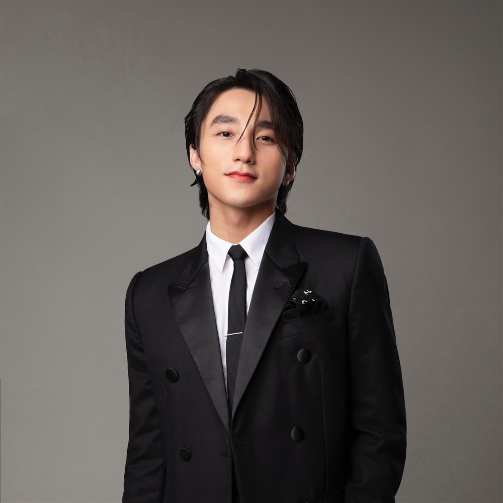 Anh cuoi 'gay sot' cua Son Tung cung mot co gai la, chuyen gi day?-Hinh-2