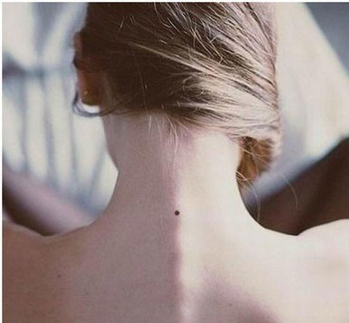 4. Nốt ruồi sau gáy. Nếu ở phần giữa gáy có nốt ruồi thì đây được mệnh danh là “nốt ruồi sầu muộn”, “nốt ruồi chống lưng”, đa phần những người có nốt ruồi này là người sống nội tâm, đa cảm nhưng tình cảm không mấy suôn sẻ. 