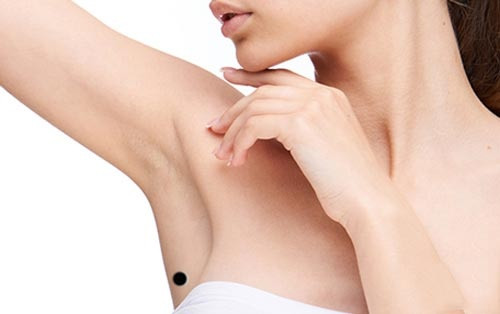  3. Nốt ruồi ở nách. Nốt ruồi ở nách cũng là một bộ phận rất ẩn, những người có nốt ruồi này nói chung là người giỏi che giấu tiền bạc. 