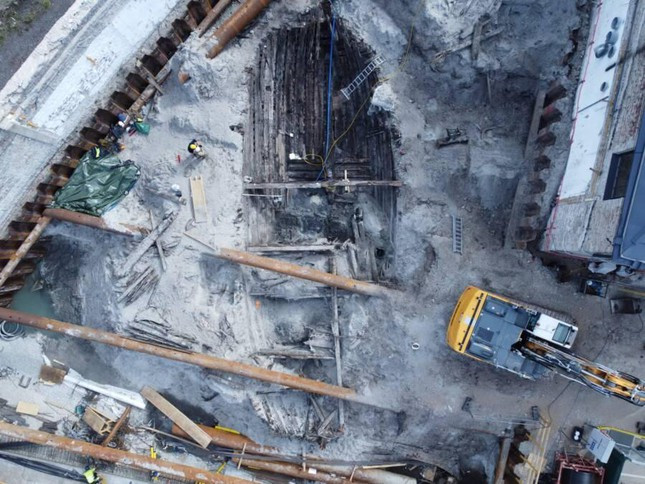 Bat ngo phat hien tau co 700 tuoi nguyen ven duoi long thanh pho