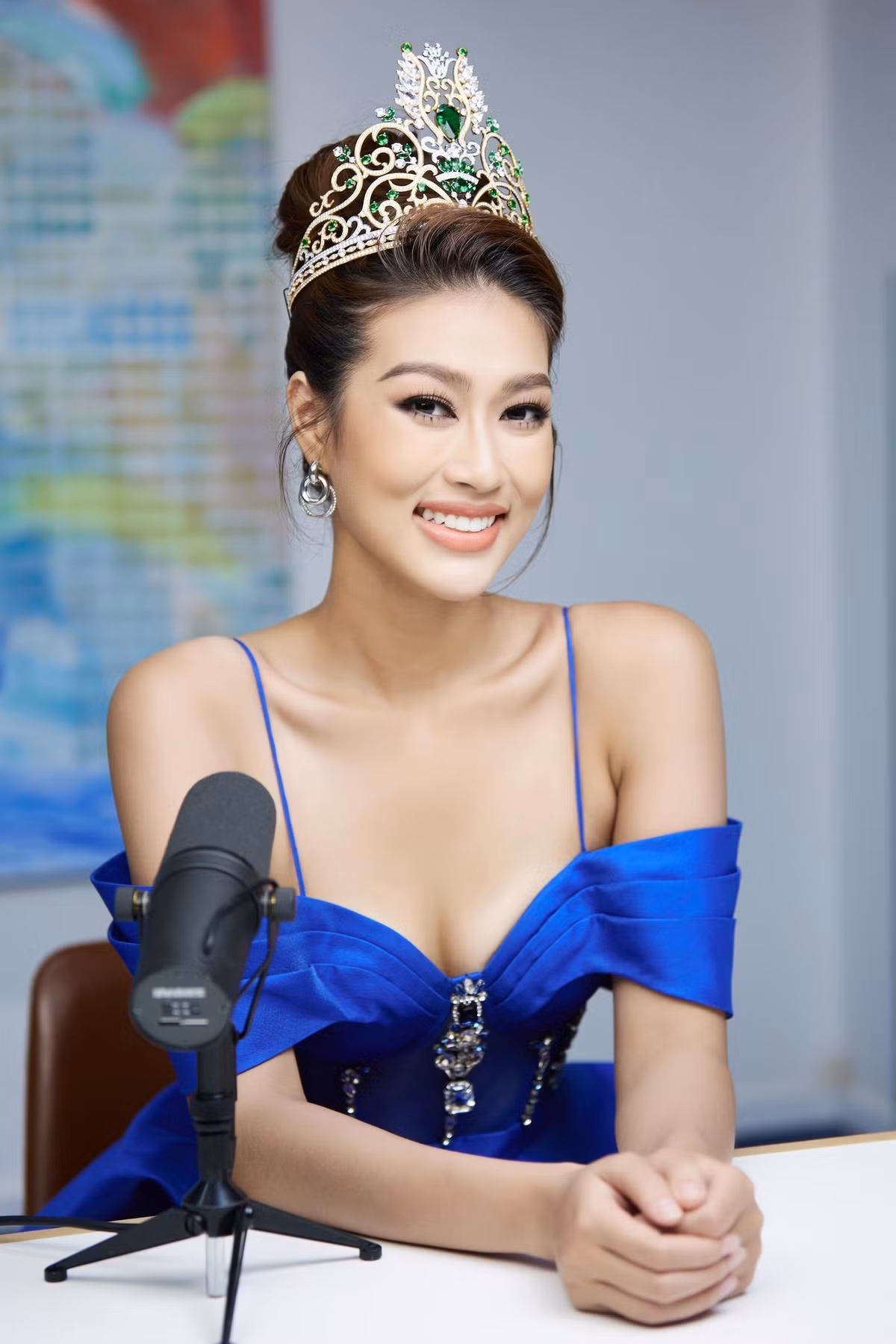 Ca si, hoa hau cung bi miet thi ngoai hinh