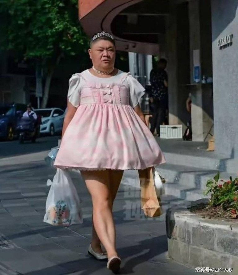 Nguoi phu nu gay nao loan coi mang voi phong cach thoi trang di-Hinh-3