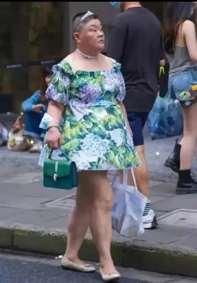 Nguoi phu nu gay nao loan coi mang voi phong cach thoi trang di-Hinh-6