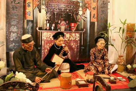  Cầm chầu. Việc cầm chầu là một hoạt động đặc trưng trong ca trù hoặc hát ả đào, khi người thính giả được tham gia một cách trực tiếp vào canh hát. Tức là ngồi trước cái trống chầu, đánh trống để khen chê đào kép trong đêm hát bội, một thú chơi tốn tiền. Người cầm chầu xưa thường không phải là thành viên trong đoàn hát mà là người nghe có hiểu biết về lĩnh vực này do làng chọn. Anh ta tham gia canh hát với tư cách một thính giả đặc biệt, sử dụng trống để chấm câu sau mỗi câu hát, khổ đàn, và cũng để khen, chê ca nương, kép đàn. 