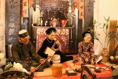  Cầm chầu. Việc cầm chầu là một hoạt động đặc trưng trong ca trù hoặc hát ả đào, khi người thính giả được tham gia một cách trực tiếp vào canh hát. Tức là ngồi trước cái trống chầu, đánh trống để khen chê đào kép trong đêm hát bội, một thú chơi tốn tiền. Người cầm chầu xưa thường không phải là thành viên trong đoàn hát mà là người nghe có hiểu biết về lĩnh vực này do làng chọn. Anh ta tham gia canh hát với tư cách một thính giả đặc biệt, sử dụng trống để chấm câu sau mỗi câu hát, khổ đàn, và cũng để khen, chê ca nương, kép đàn. 