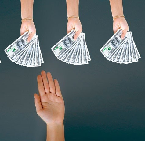 Lãnh nợ. Cái ngu thứ hai chính là lãnh nợ. Tại sao nói đây là việc làm ngu ngốc, bởi vì đang yên đang lành tự dưng đi làm trung gian giữa hai người vay nợ nhau. Cuối cùng chính bạn tự rước họa vào bản thân mình.