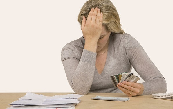 Đồng tiền vốn chẳng quan trọng, nhưng tự nhiên vì mấy đồng vặt mà anh em bạn bè nhìn nhau bằng đôi mắt khác, không còn tự nhiên như trước được nữa.