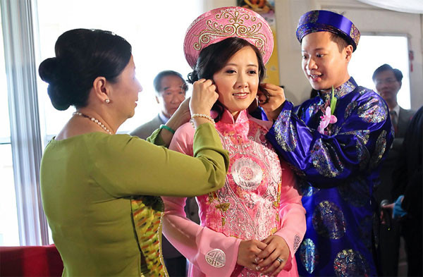 Nhưng thời xưa chưa có dịch vụ chuyên nghiệp, người đứng ra mai mối thường là một người trong làng, quen biết cả hai nhà. Để tiện việc đi lại, gia đình có thể gửi ông mai bà mối vài chục đồng uống nước, mà nhà ai nghèo quá thì thôi.