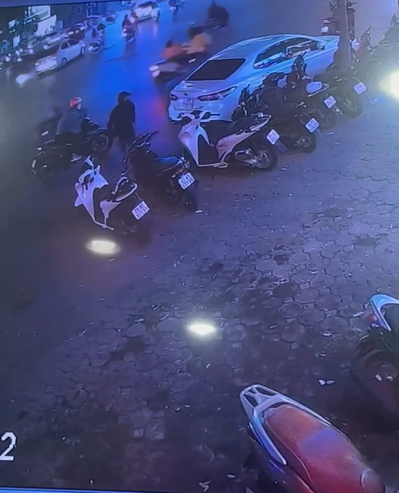 Cô gái mất trắng xe SH mới mua khi đi uống nước - Hình 3 Co gai mat trang xe SH moi mua khi di uong nuoc-Hinh-3