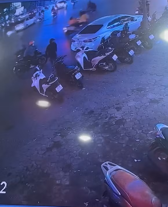 Co gai mat trang xe SH moi mua khi di uong nuoc-Hinh-3