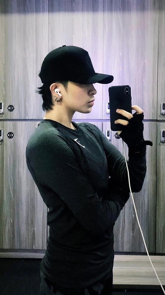 ó thời điểm cô bị nghi đã tiêm hóc-môn nam giới để thay đổi diện mạo nhưng không có sự xác nhận từ chính chủ. Dù có thế nào, hình ảnh của Gil Lê vẫn nhận được sự ủng hộ rất nhiều từ người hâm mộ.