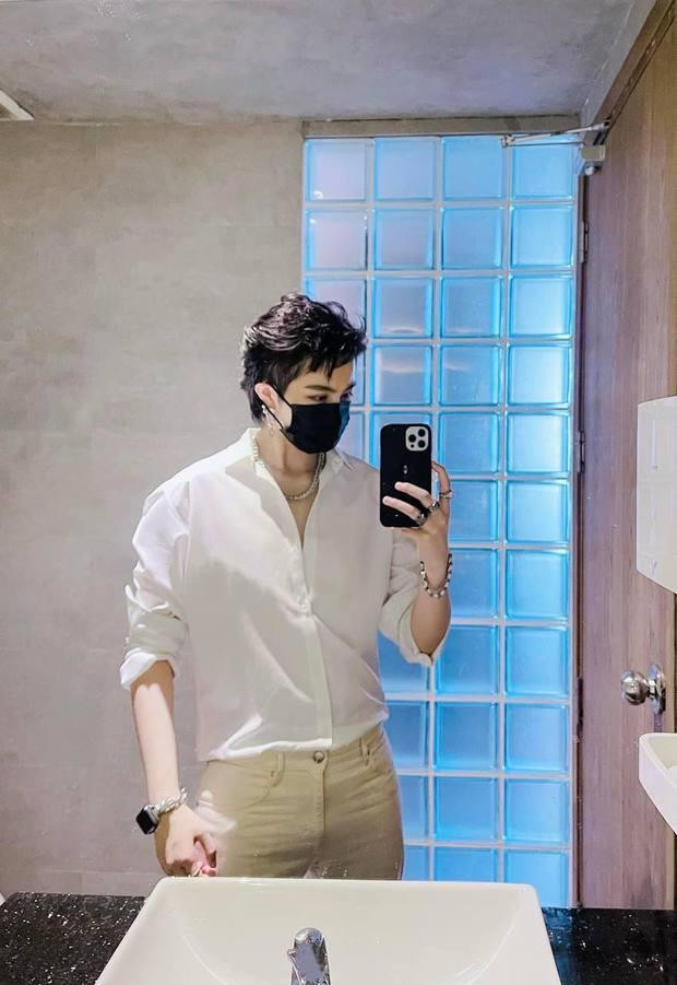 hìn bờ vai và vóc dáng của Gil Lê giờ đây còn quyến rũ và nam tính hơn khối chàng trai "chuẩn men". Có thể thấy so với cách đây vài năm, body của "tình tin đồn" Hoàng Thùy Linh ngày càng vạm vỡ. Tất cả là nhờ nỗ lực độ body quần quật tại phòng gym. 