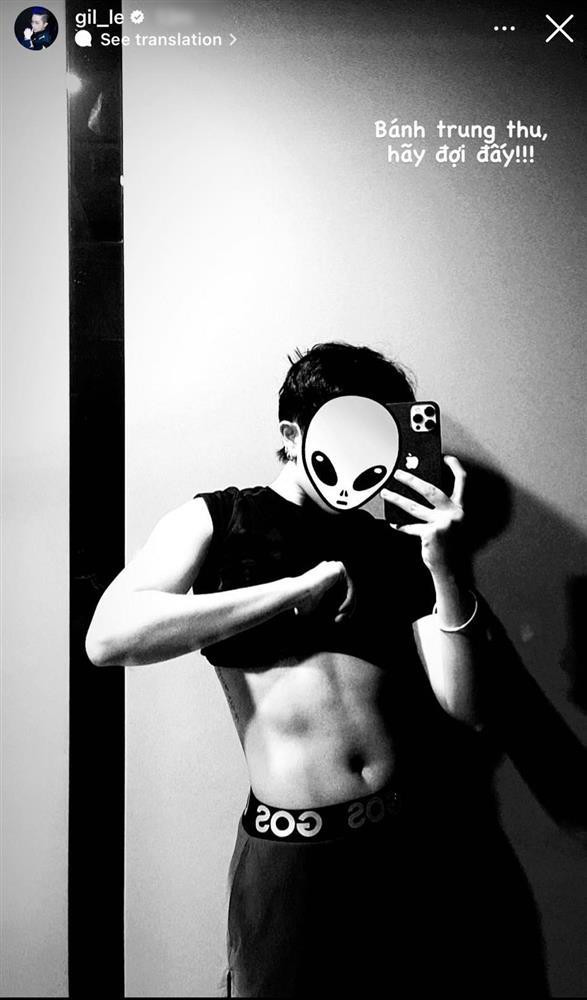Từng chỉ là một "cô nàng đẹp trai" của Vbiz nhưng Gil Lê đã dần thay đổi thành một nam thần từ lúc nào không hay. Mới đây, giọng ca 9X khoe khoảnh khắc selfie nhưng che kín mặt, nhường spotlight lại cho những múi cơ săn chắc cực nam tính. Gil Lê "thách thức" bánh trung thư với phần bụng nổi những múi cơ rắn rỏi.