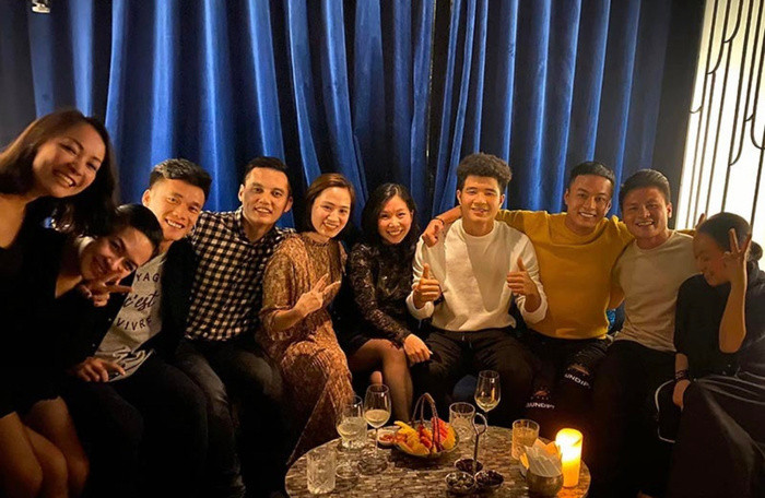 Hồi đó, diễn viên Hồng Đăng còn chụp chung với thủ môn Bùi Tiến Dũng và tiền đạo Hà Đức Chinh. Mối quan hệ của Quang Hải và Hồng Đăng là những người nổi tiếng chơi với nhau. Ảnh: FBNV