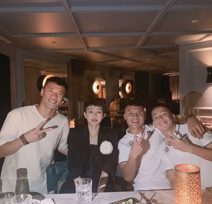 Từ bức ảnh về mối quan hệ của Quang Hải và Hồng Đăng. Một phát hiện khó tin là tiền vệ số 19 thân thiết với hầu hết ngôi sao showbiz có ồn ào về đời tư. Một ngôi sao giải trí khác chơi với Quang Hải là nữ ca sĩ Hiền Hồ. Cô gái này từng bị gán cho chuyện là bạn gái của Quang Hải. Nhưng Hiền Hồ đã khẳng định chỉ là bạn. Hiền Hồ cũng tạo nên câu chuyện gây ồn ào trong thời gian dài khi có "người anh nương tựa".