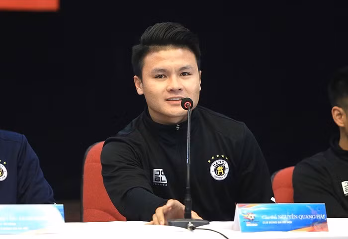 Bản thân Quang Hải cũng dính ồn ào về đời tư giống như diễn viên Hồng Đăng, Jack và Hiền Hồ. Tiền vệ sinh năm 1997 từng bị hack facebook cá nhân, sau đó lộ ra một chuyện "đụng trời" về mối quan hệ với nhiều cô gái. Ảnh: Hà Nội FC