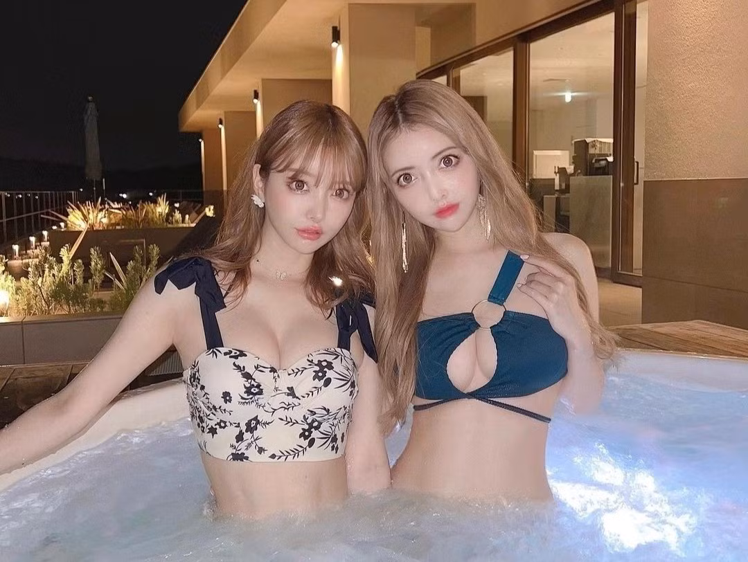 Dù cho rằng phẫu thuật thẩm mỹ giúp cuộc sống tốt hơn, cặp chị em cũng thừa nhận rất dễ bị rơi vào tình trạng lạm dụng dao kéo. Ví dụ, khi hai người đăng một bức ảnh lên mạng xã hội, có bình luận chê Chie là "mũi lợn" khiến cô rất buồn và quyết định đi thu gọn mũi. Đến khi Chie khoe chiếc mũi mới, nhiều người lại nói "cái cũ đẹp hơn" khiến cô tiếp tục sửa tới lần thứ 5. Cuối cùng, cô nhận ra bản thân không thể làm hài lòng mọi người và cũng không phải làm vậy.